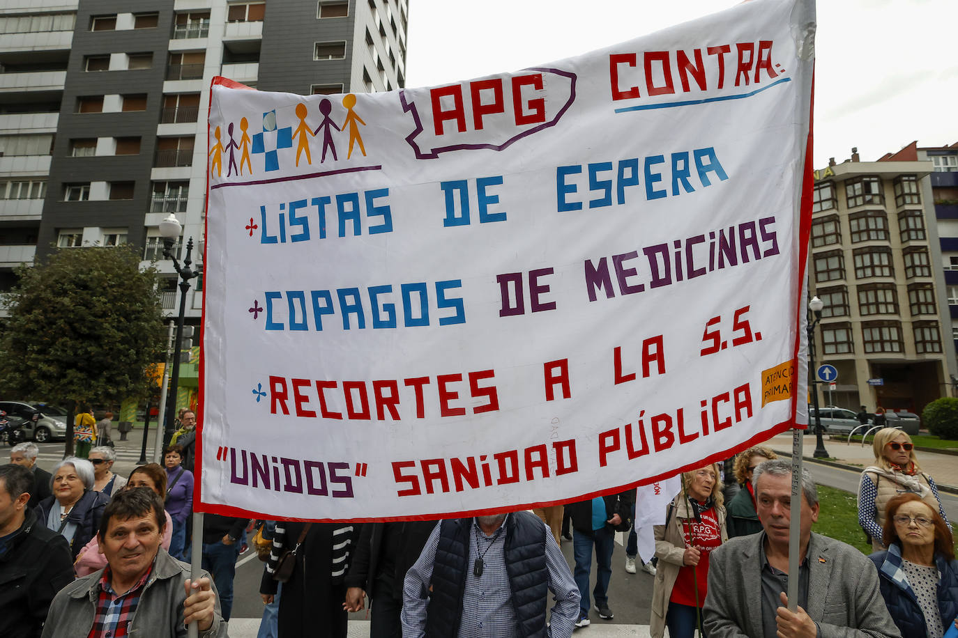 Multitudinaria protesta de sanitarios en Gijón: «No es por dinero, consejero»
