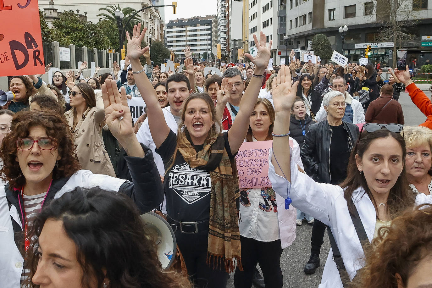 Multitudinaria protesta de sanitarios en Gijón: «No es por dinero, consejero»