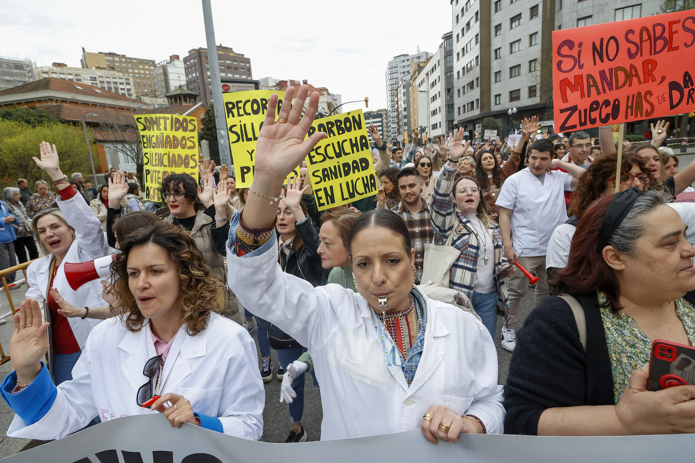 Multitudinaria protesta de sanitarios en Gijón: «No es por dinero, consejero»