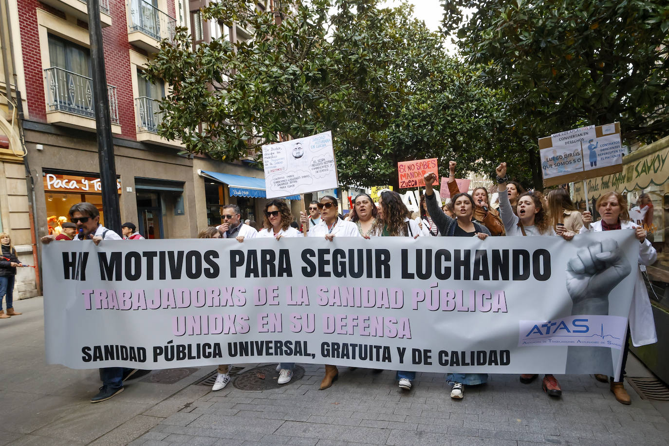 Multitudinaria protesta de sanitarios en Gijón: «No es por dinero, consejero»