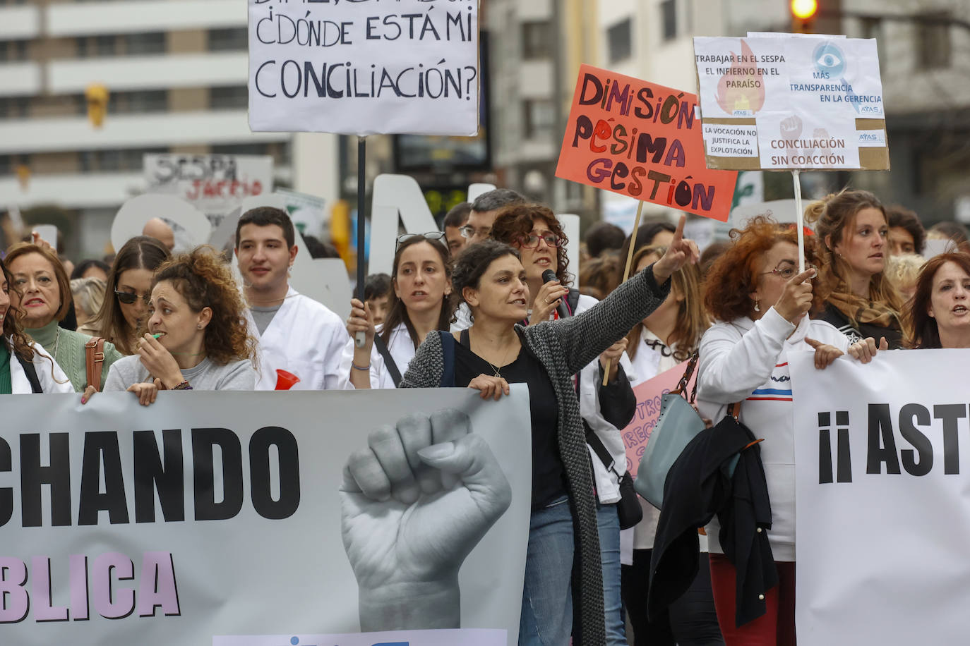 Multitudinaria protesta de sanitarios en Gijón: «No es por dinero, consejero»