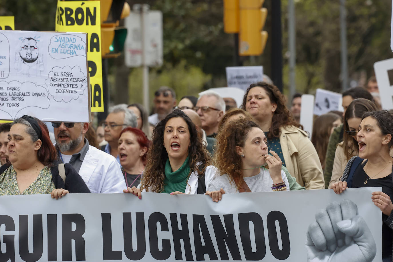 Multitudinaria protesta de sanitarios en Gijón: «No es por dinero, consejero»
