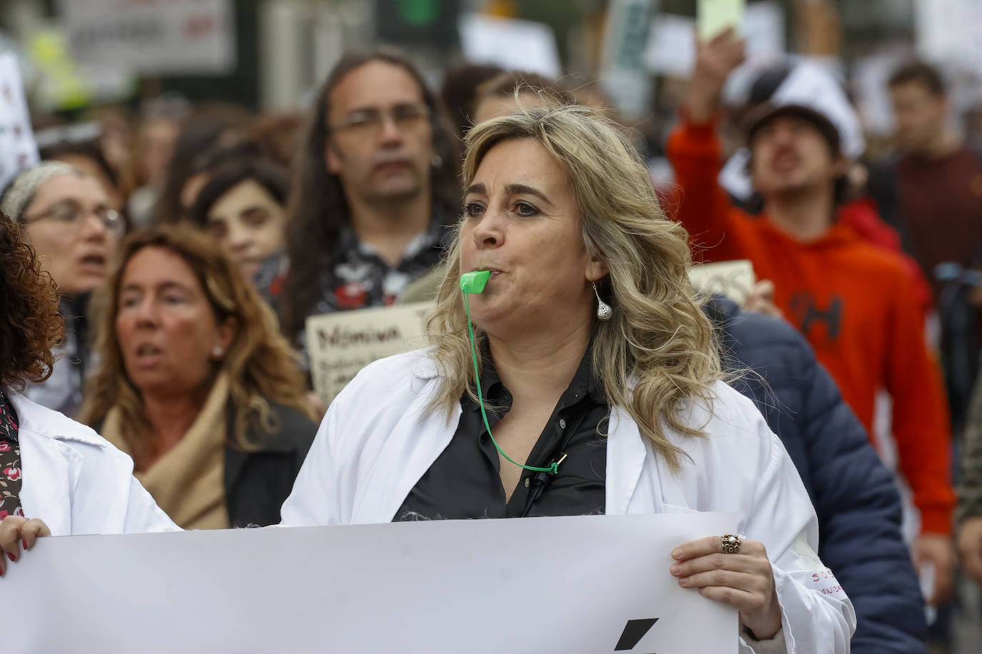 Multitudinaria protesta de sanitarios en Gijón: «No es por dinero, consejero»