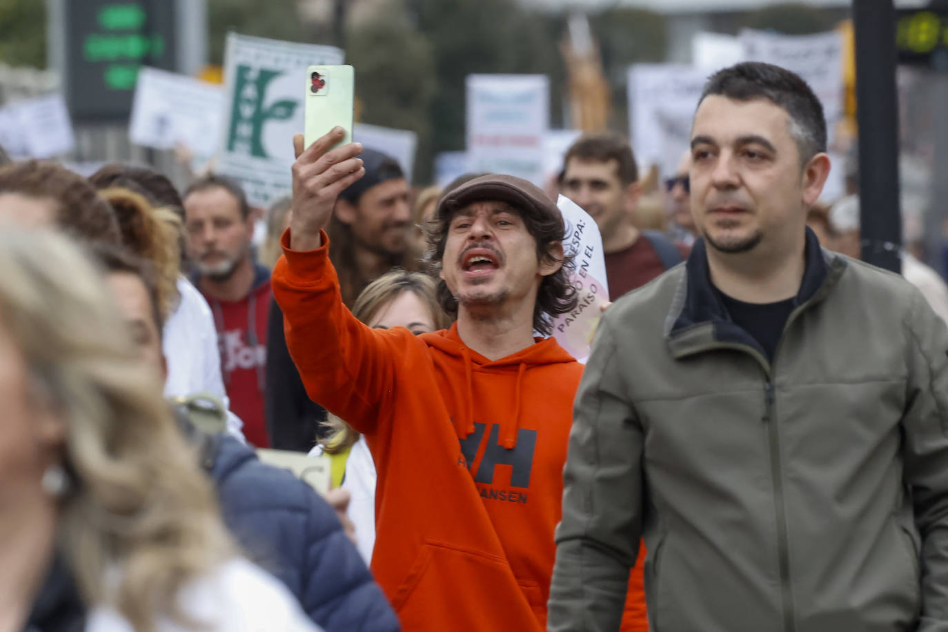 Multitudinaria protesta de sanitarios en Gijón: «No es por dinero, consejero»