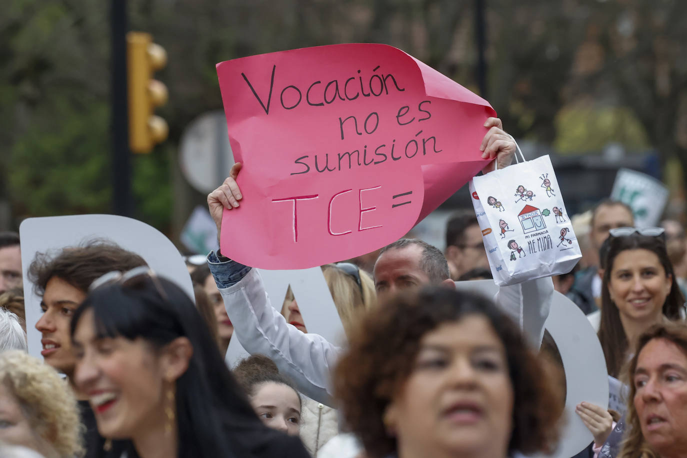 Multitudinaria protesta de sanitarios en Gijón: «No es por dinero, consejero»