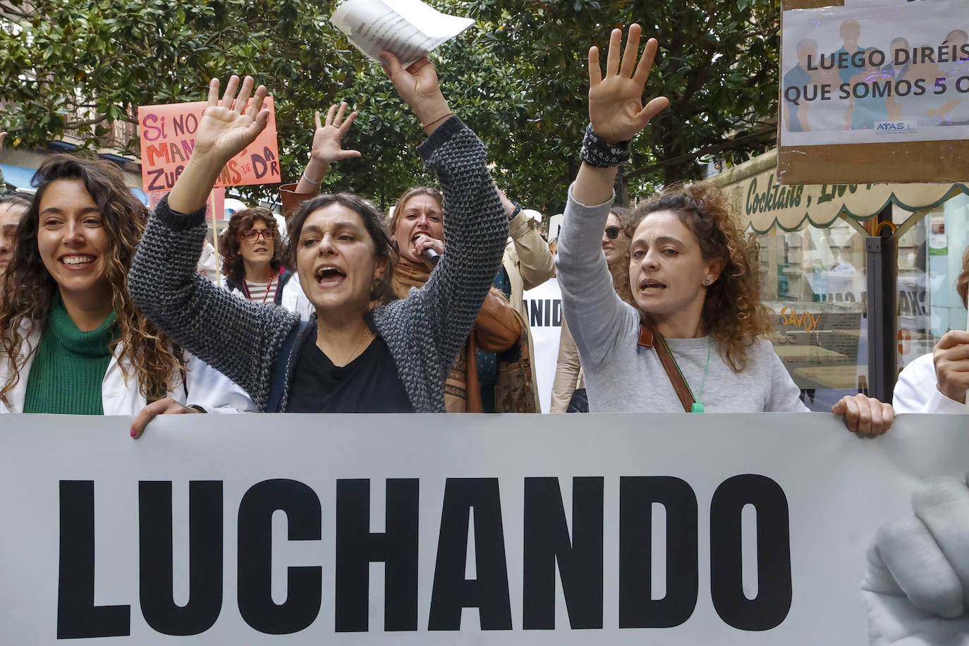 Multitudinaria protesta de sanitarios en Gijón: «No es por dinero, consejero»