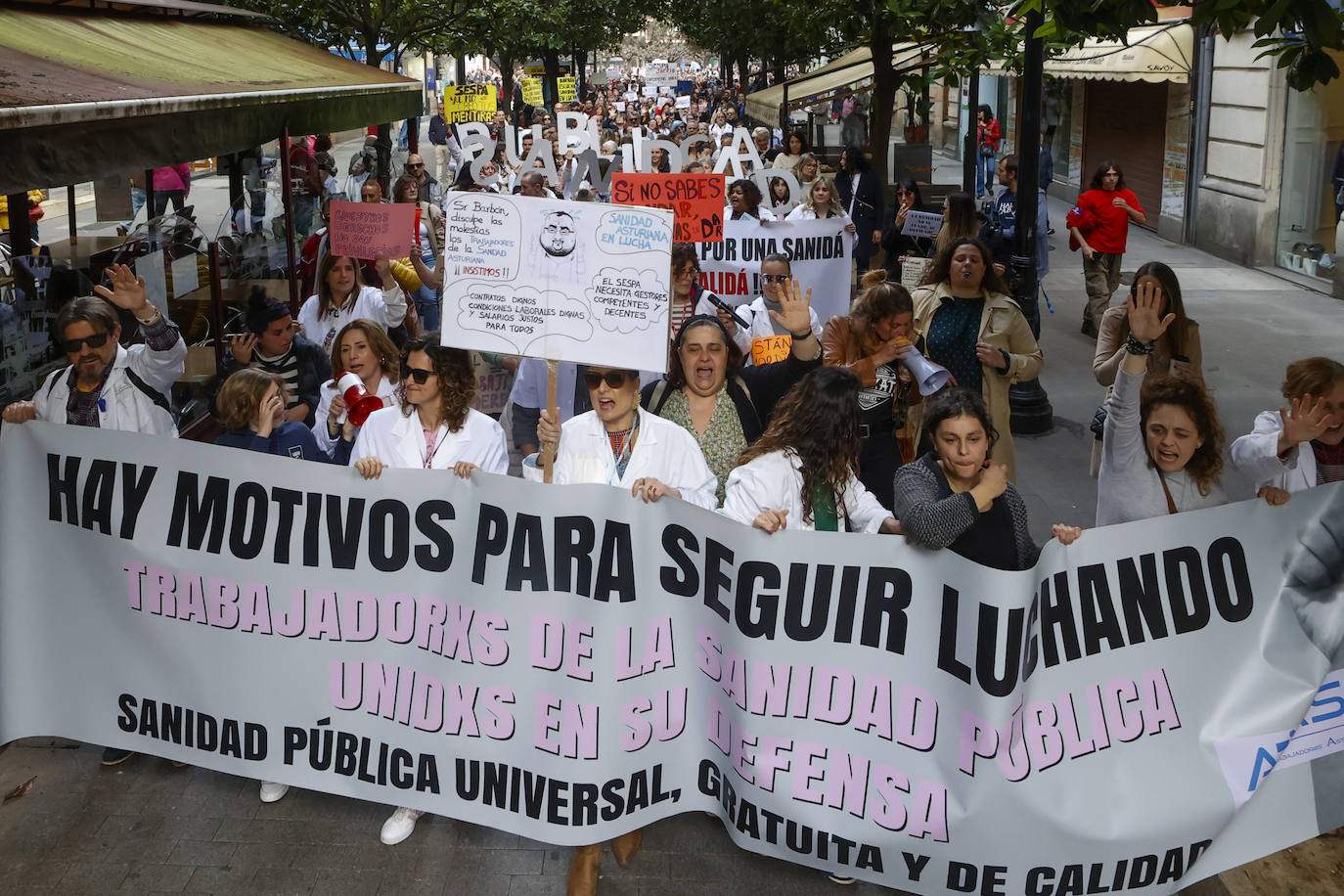 Multitudinaria protesta de sanitarios en Gijón: «No es por dinero, consejero»