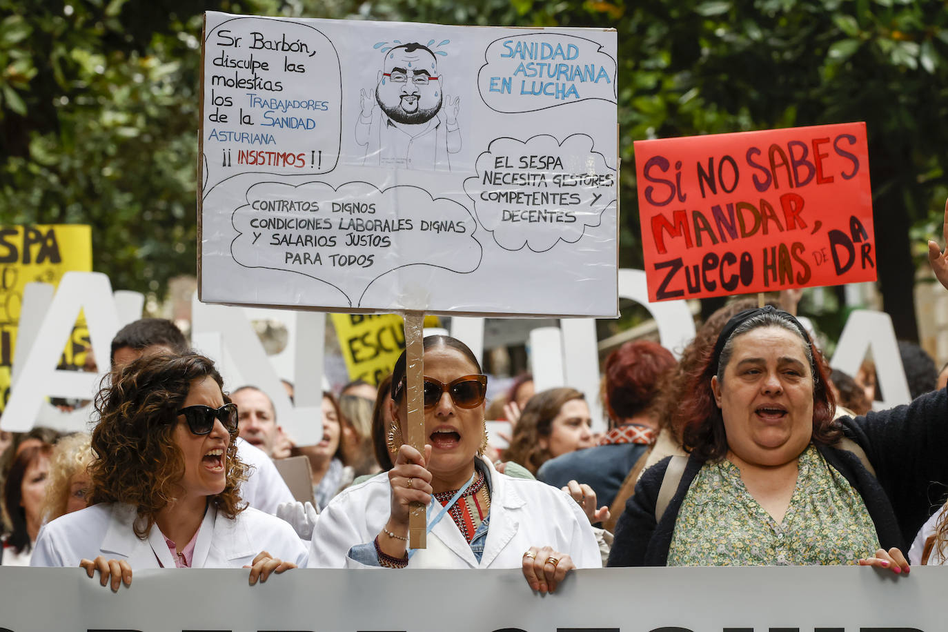 Multitudinaria protesta de sanitarios en Gijón: «No es por dinero, consejero»
