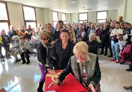 La viuda, Fili Gil, se abraza al féretro de Benigno González en el acto celebrado en el tanatorio de Sama.