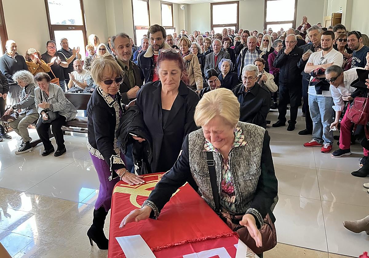 La viuda, Fili Gil, se abraza al féretro de Benigno González en el acto celebrado en el tanatorio de Sama.