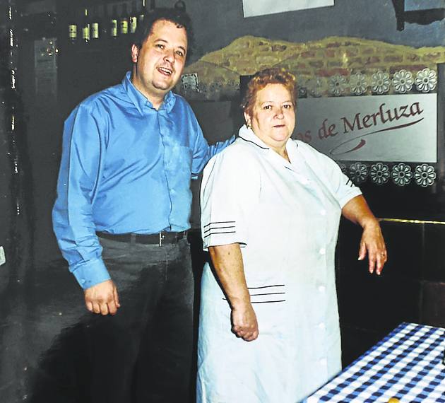 Junto a su madre, Rosario, en El Bodegón.