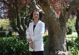 Melania Álvarez, en los jardines frente a su consejería, en Oviedo.