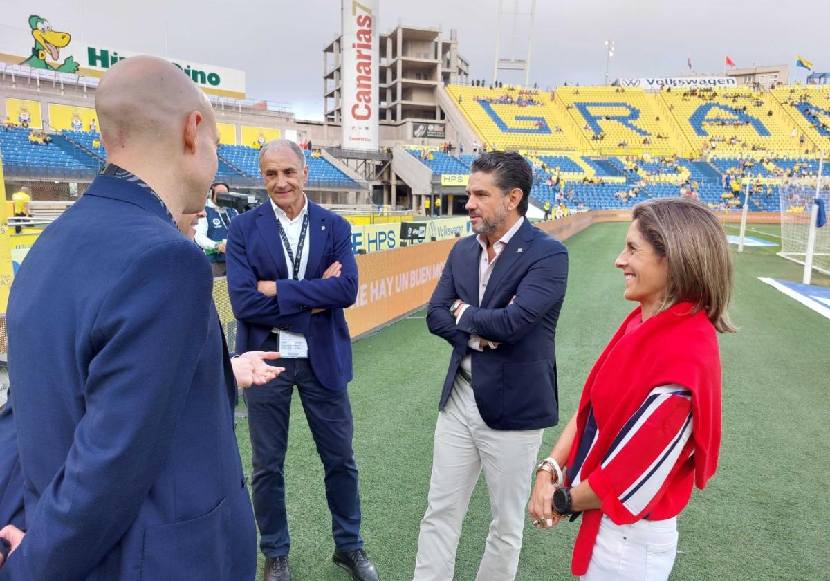 Alejandro Irarragorri y Laura Kalb, ayer, junto a David Guerra, José Riestra y Joaquín.