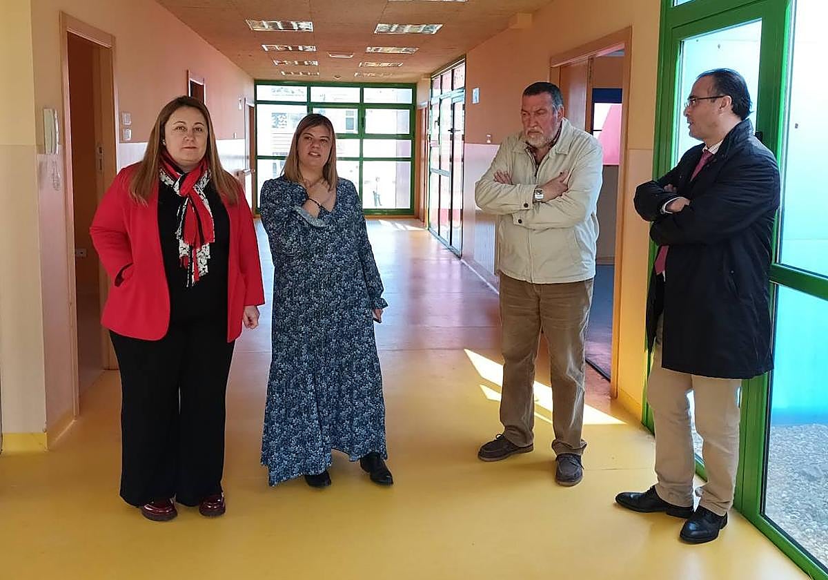 La consejera de Educación, Lydia Espina, acompañada por la diputada del PSOE Gimena Llamedo; el concejal de obras de Ribadedeva, José Luis Nosti, y el alcalde, Jesús Bordás, en el interior de la futura escuela de Infantil de Colombres.