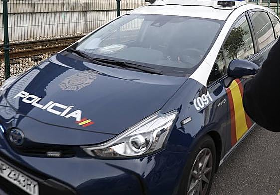 Un coche de la Policía Nacional en Gijón.