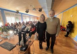 La directora del IES Valle de Turón, Emma Ovejero, y el doctor Daniel López Acuña, ayer.