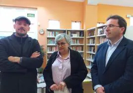 El director de la Fundación Municipal de Cultura, Educación y Universidad Popular, Miguel Barrero; la alcaldesa de Gijón, Ana González, y el concejal de Cultura, Manuel Vallina.