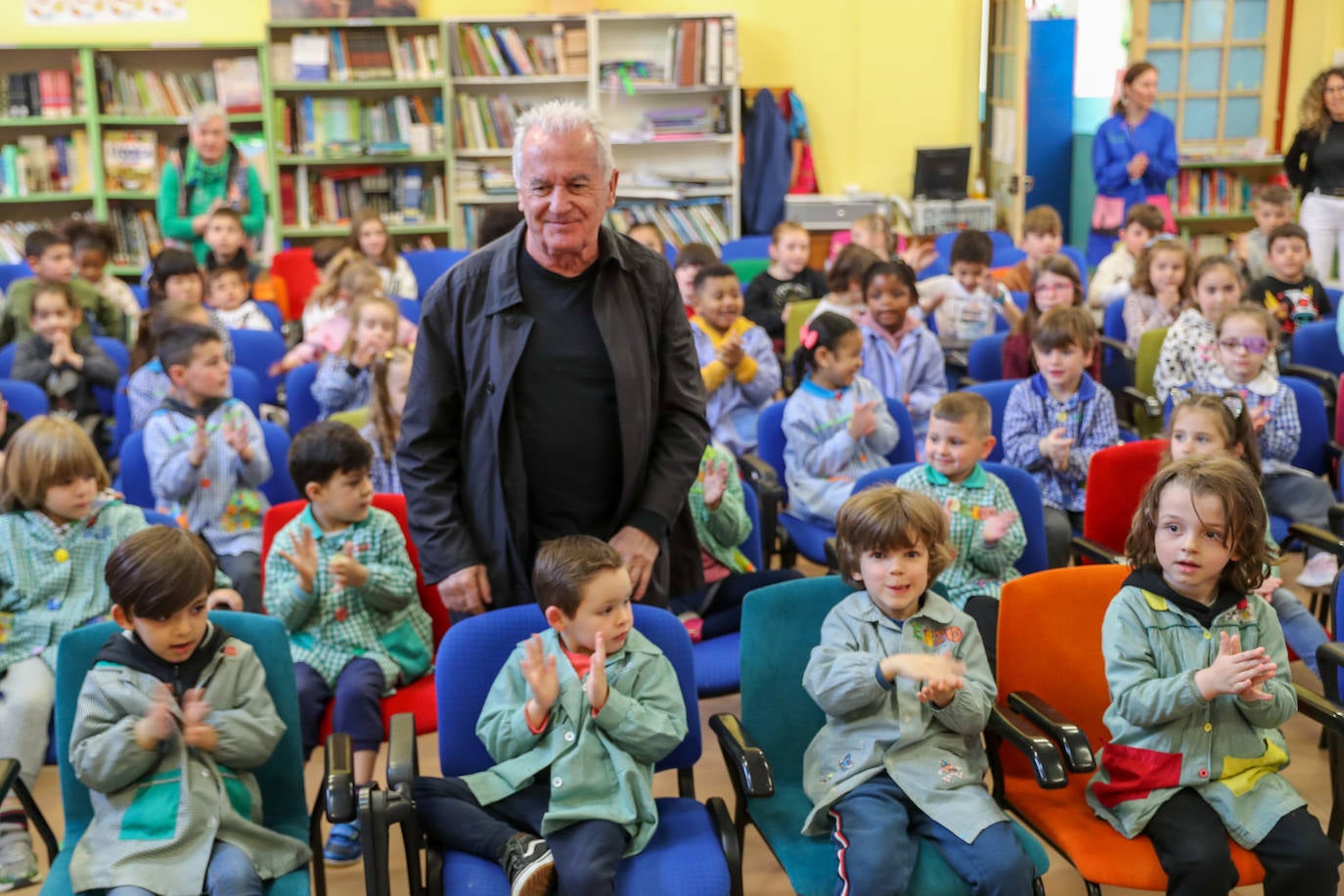 Los escolares del Aniceto Sela descubren a Víctor Manuel