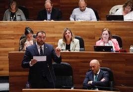 El presidente del Principado, Adrián Barbón, en el pleno en la Junta General esta mañana.