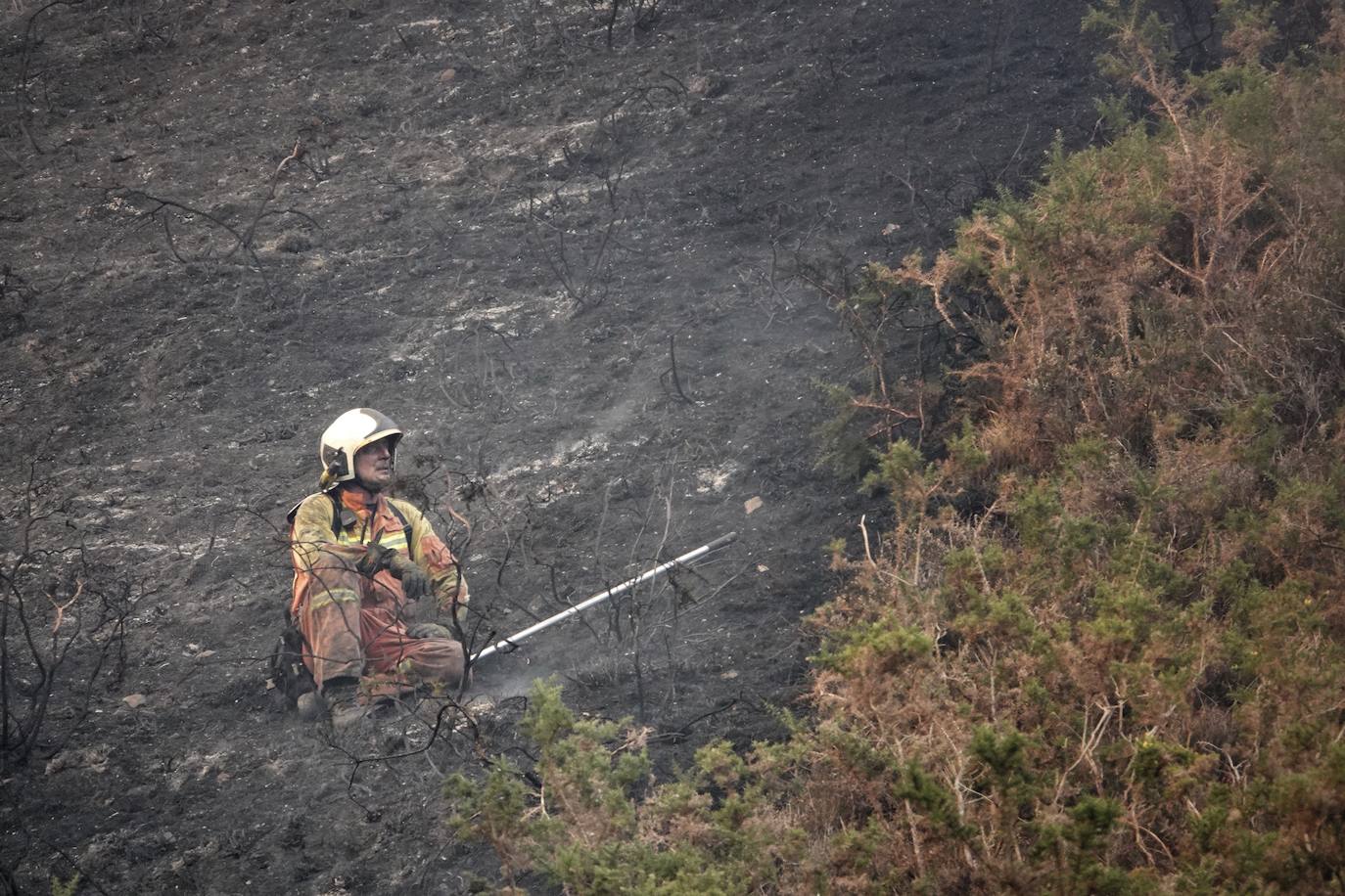 La dura lucha contra el fuego en Asturias