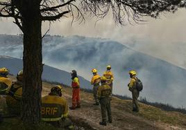 Bomberos de la BRIF de Tineo, en el Alto Lavadoira.