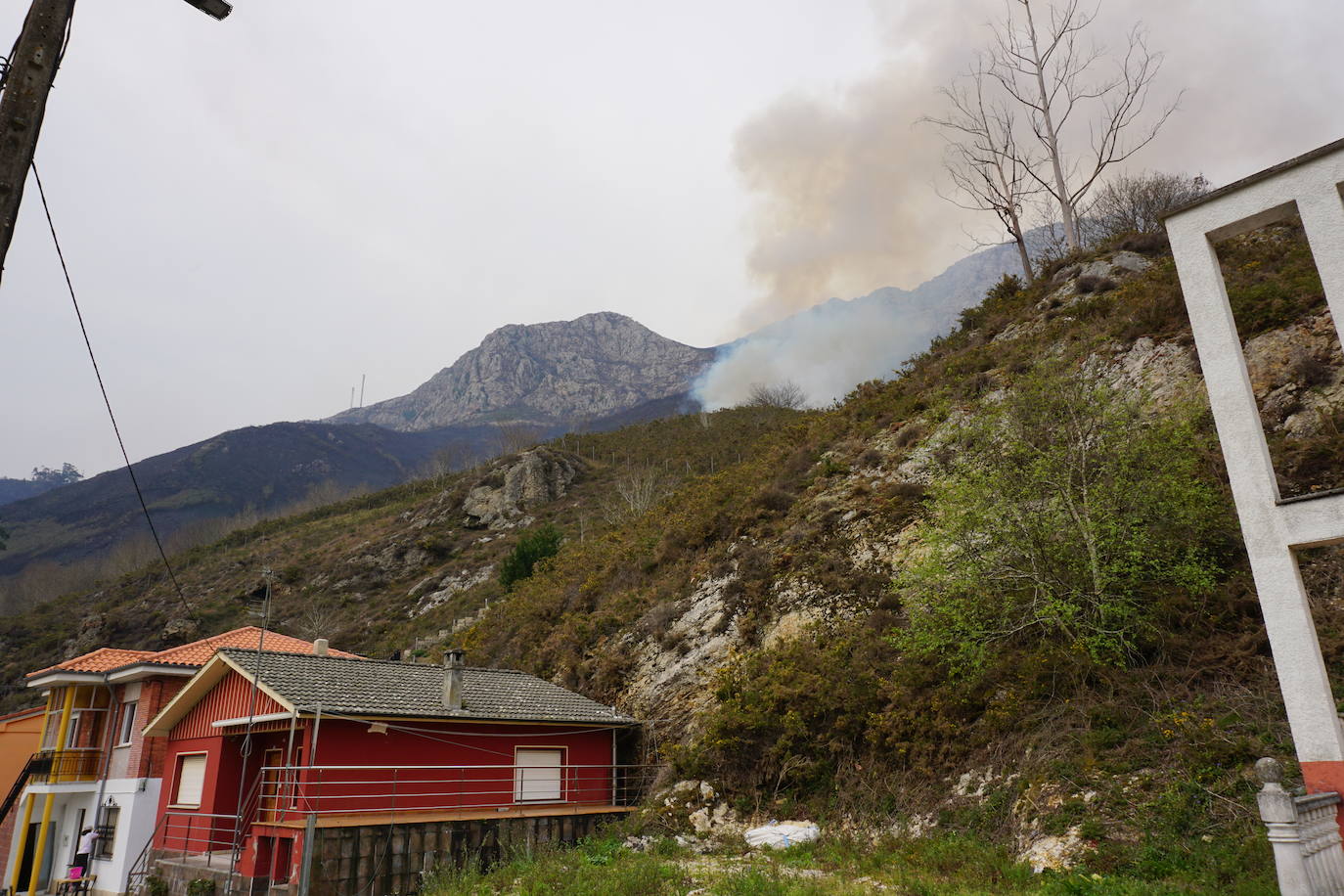 La dura lucha contra el fuego en Asturias