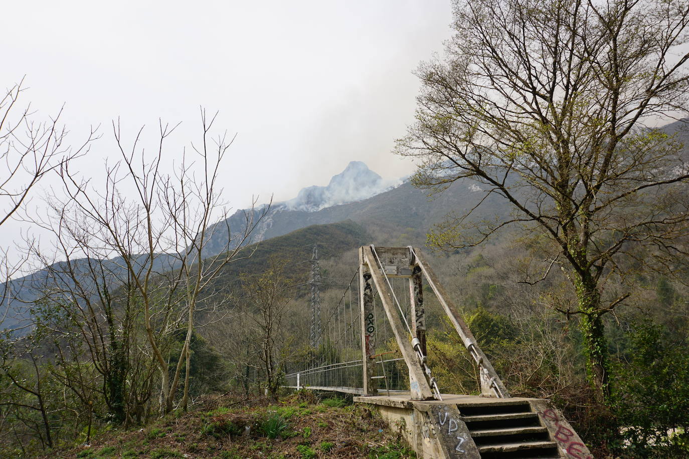 La dura lucha contra el fuego en Asturias