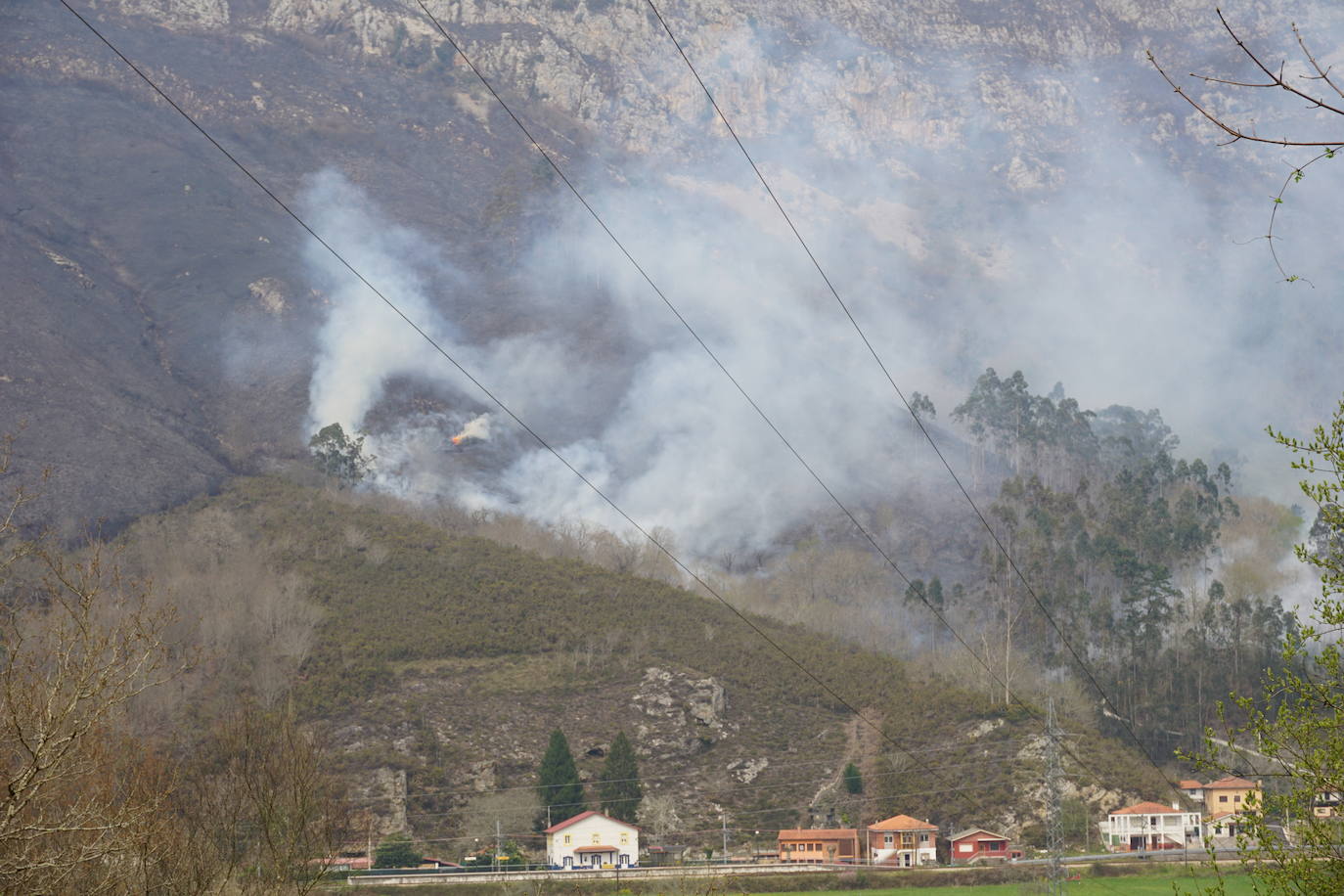 La dura lucha contra el fuego en Asturias