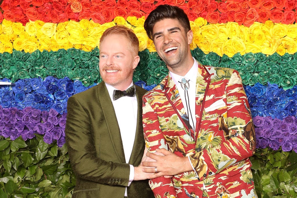 El actor de la serie 'Modern Family', Jesse Tyler Ferguson, y su esposo, el productor Justin Mikita, han tenido dos hijos a través de un vientre de alquiler. El primero de sus hijos, llamado Beckett, nació en 2020 y dos años más tarde nació Sullivan.