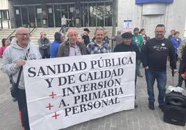 Los vecinos, concentrados frente al hospital comarcal.