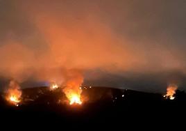 Incendio en la zona de Argañosu visto desde Gijón