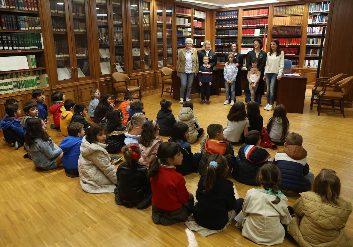 Los alumnos del colegio Dolores Medio en la recreación del juicio