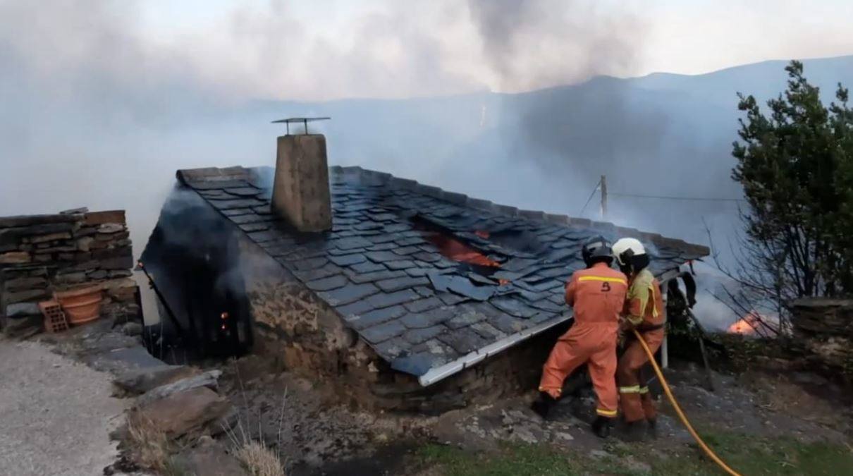 Las llamas se propagan sin descanso en Asturias