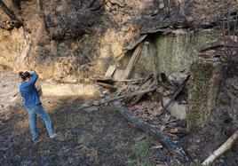 Una vecina de La Motosa, en Piloña, observa los daños causados por el incendio.