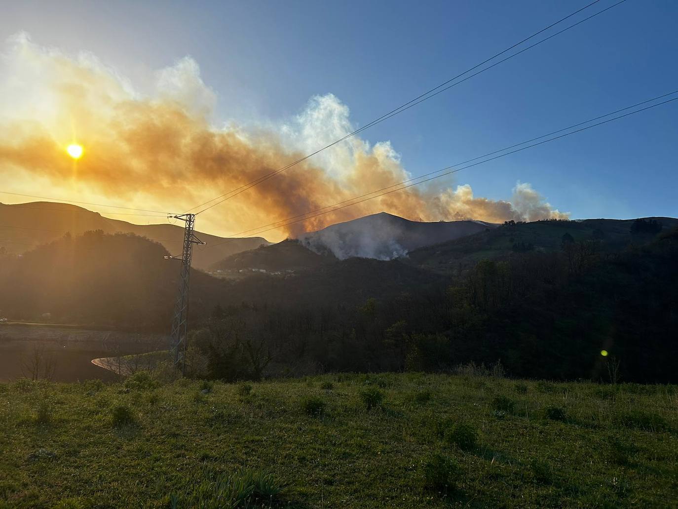 Las llamas se propagan sin descanso en Asturias