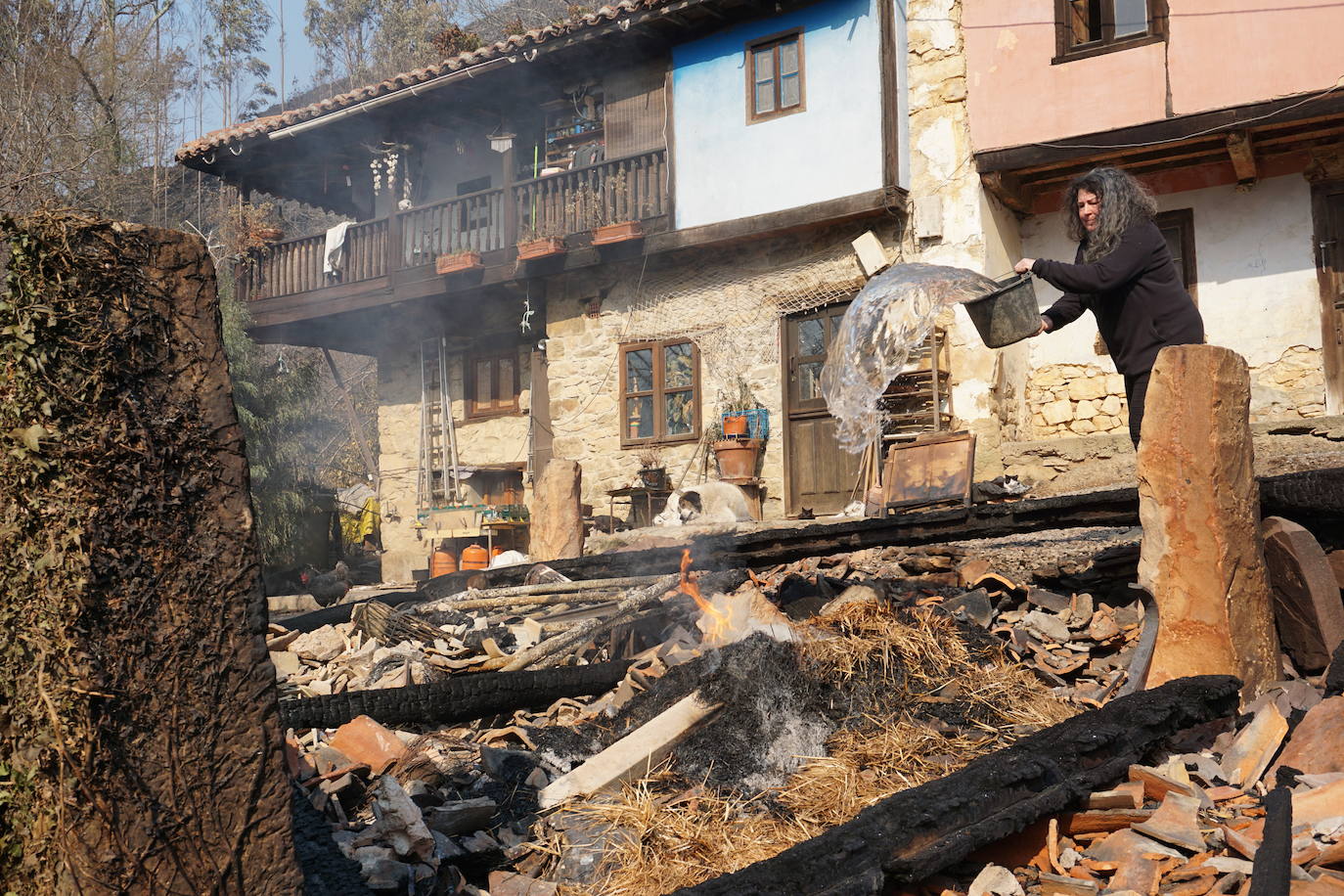 Las llamas se propagan sin descanso en Asturias