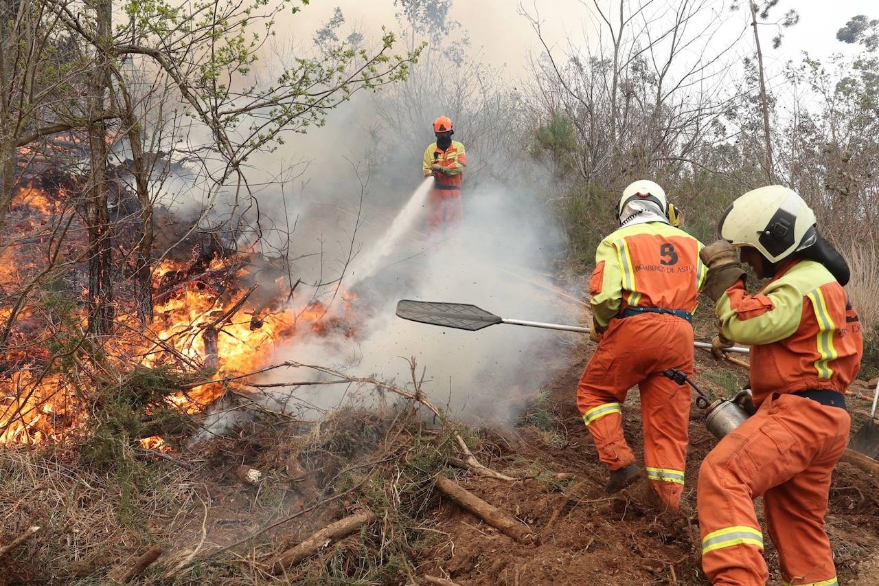 El fuego obliga a desalojar a los vecinos del pueblo. 