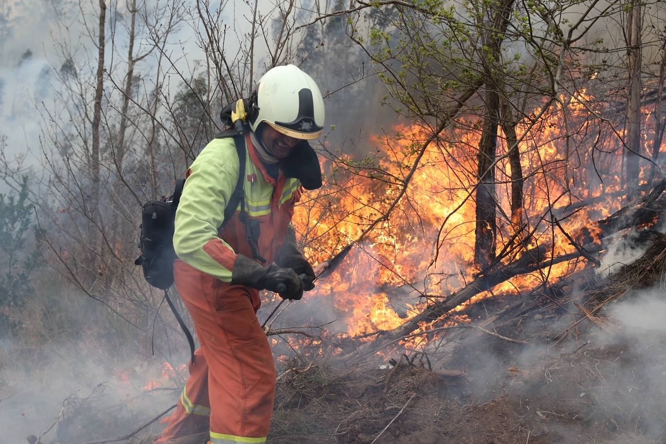 El fuego obliga a desalojar a los vecinos del pueblo. 