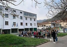 Amigos, familiares y vecinos concentrados a las puertas de los juzgados en Pola de Laviana.