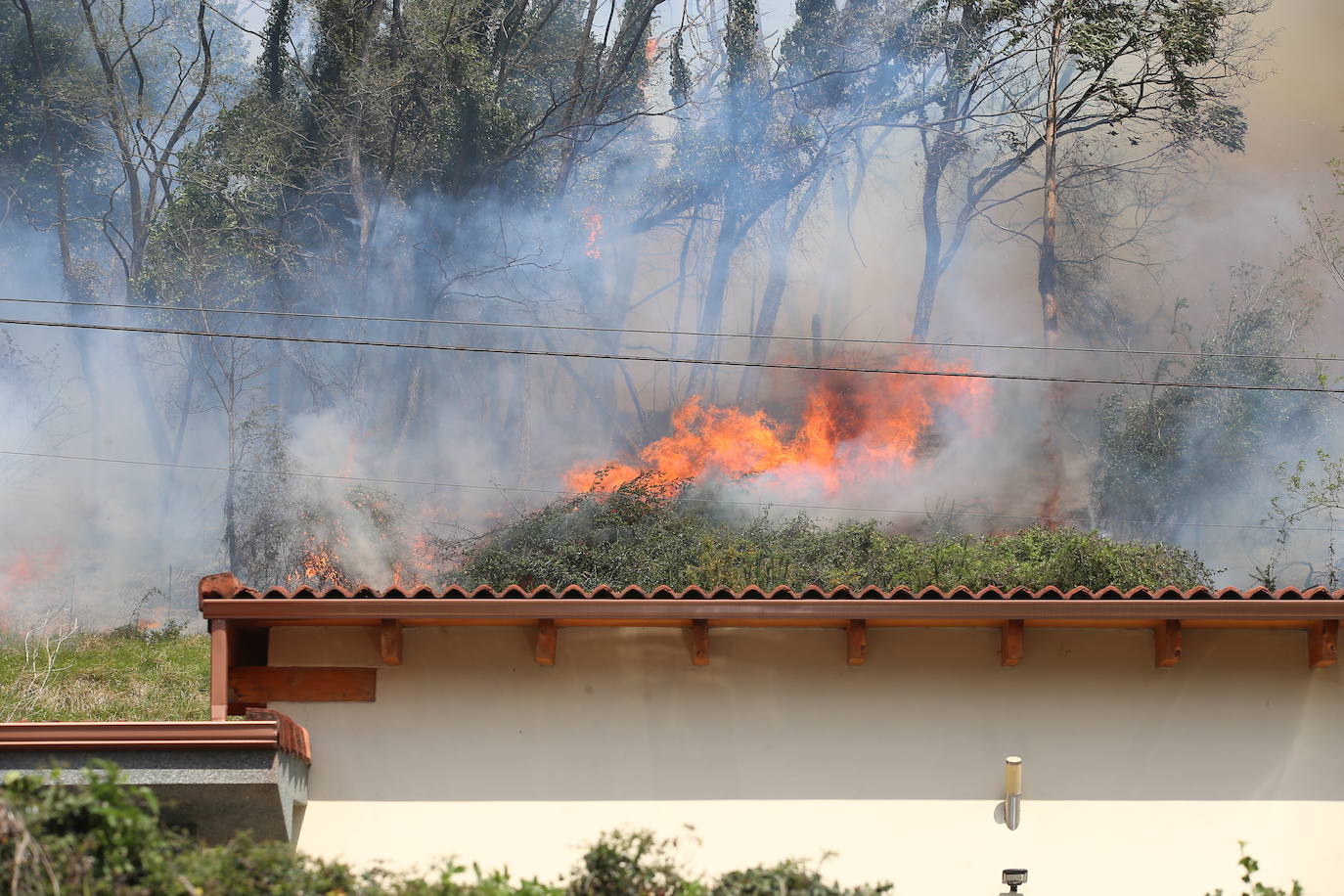 El fuego devora el Naranco