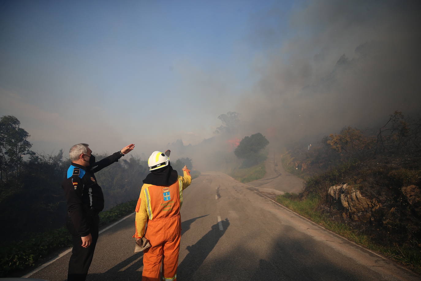 El fuego devora el Naranco