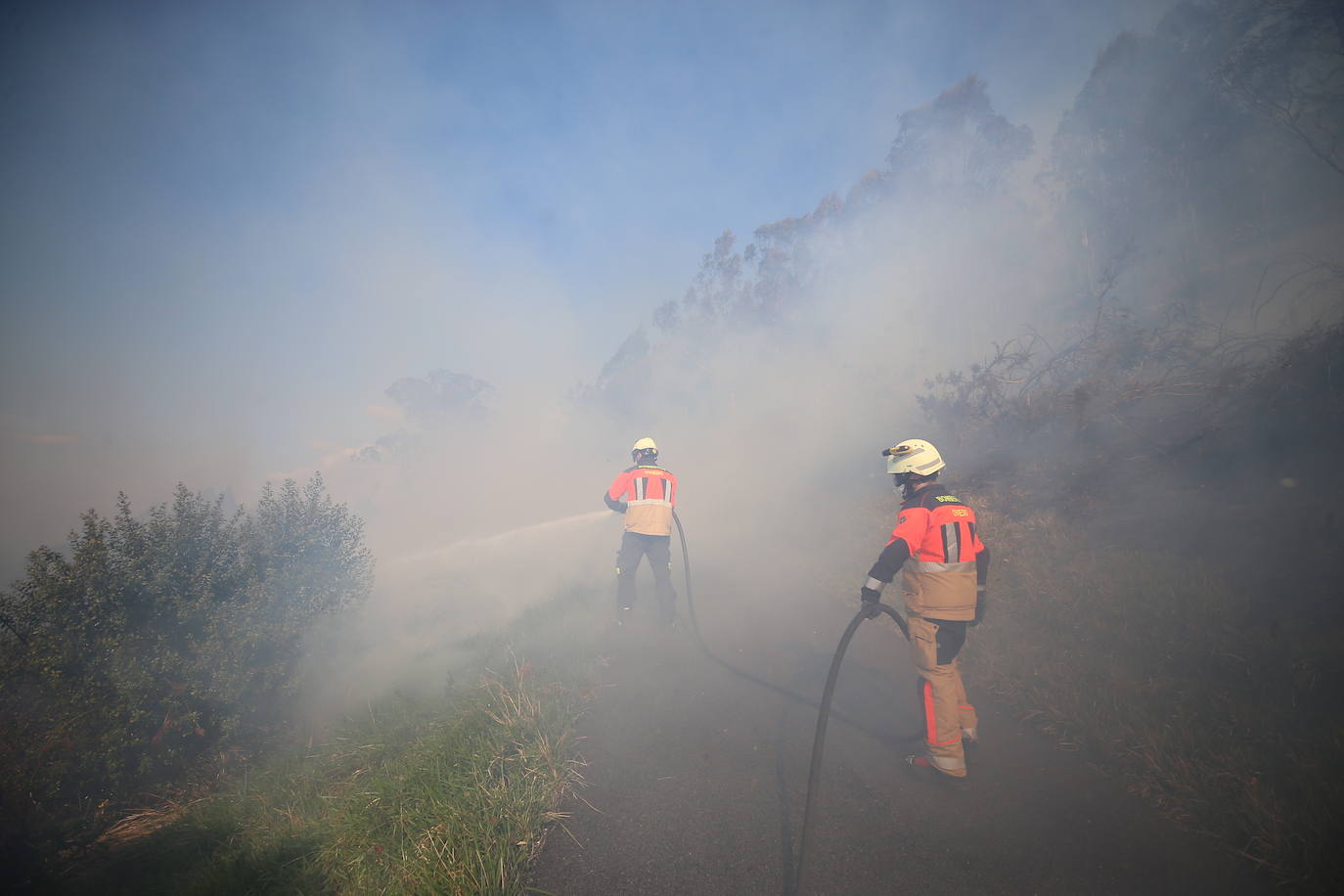 El fuego devora el Naranco