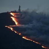 Más de cien incendios devastan Asturias, obligan a cortar las carreteras al Occidente y llevan la alarma al Naranco