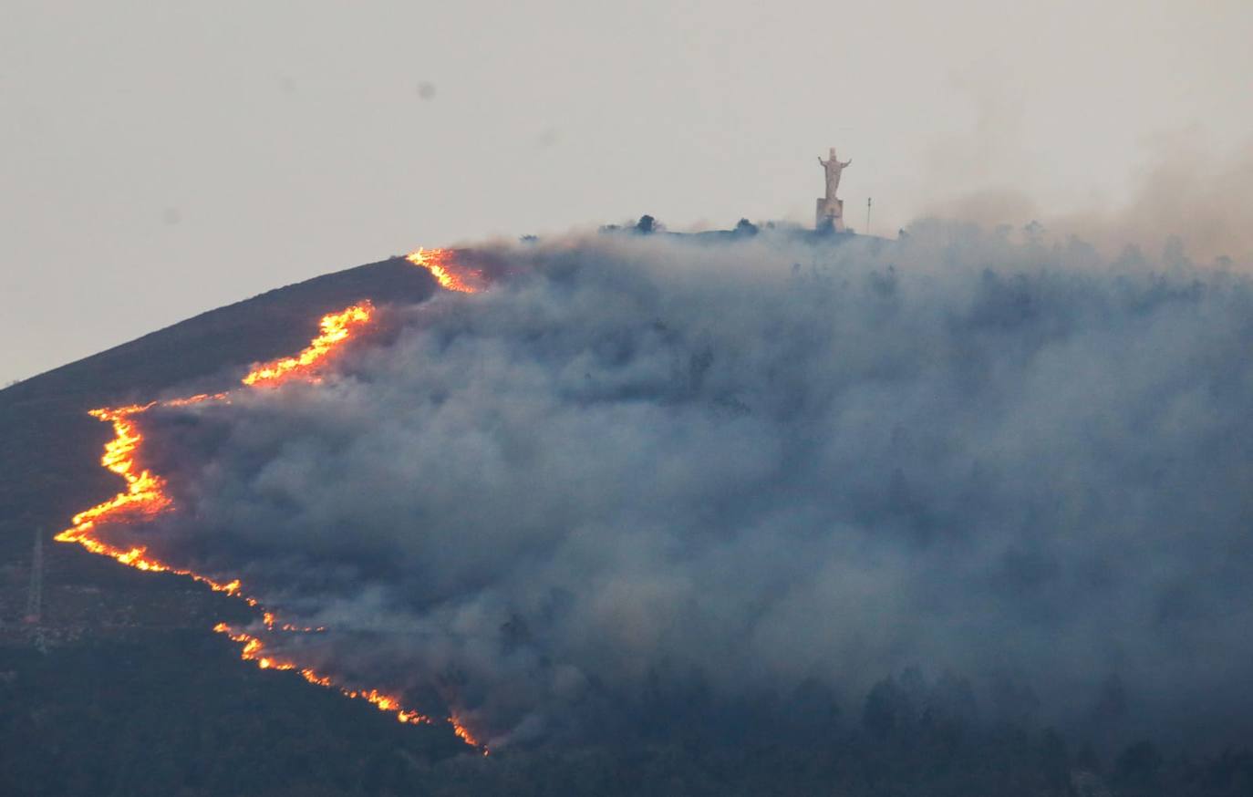 El fuego devora el Naranco