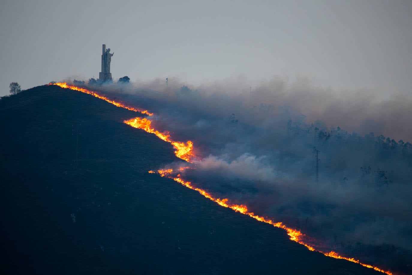 El fuego devora el Naranco