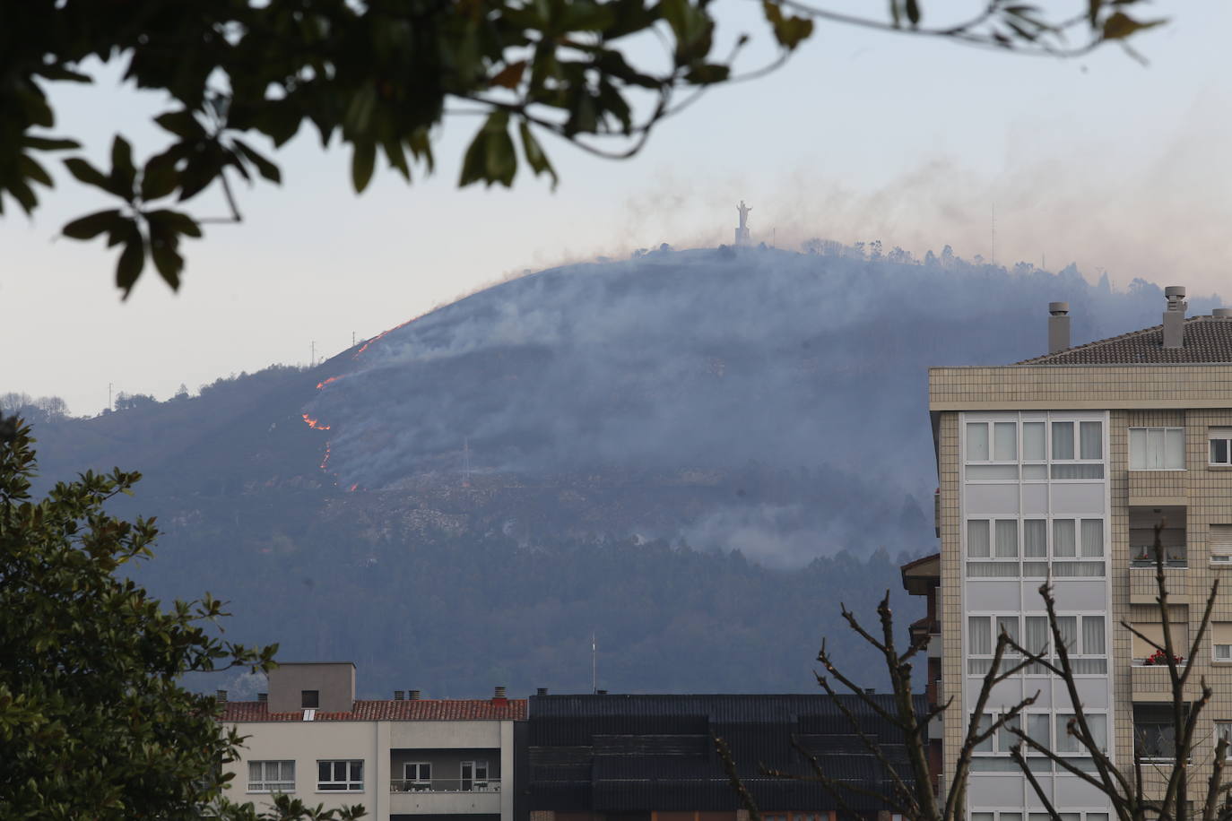 El fuego devora el Naranco