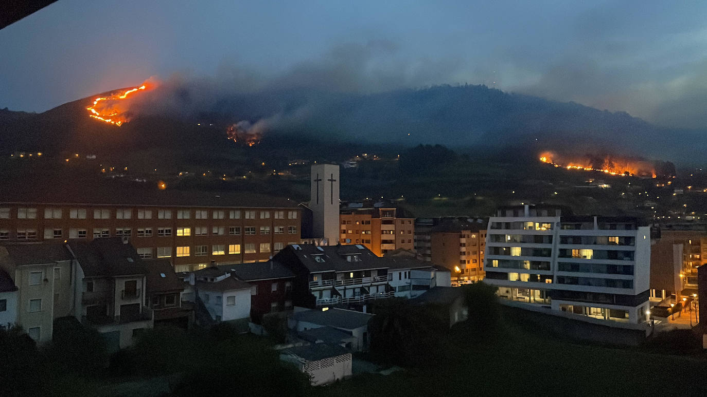 El fuego devora el Naranco