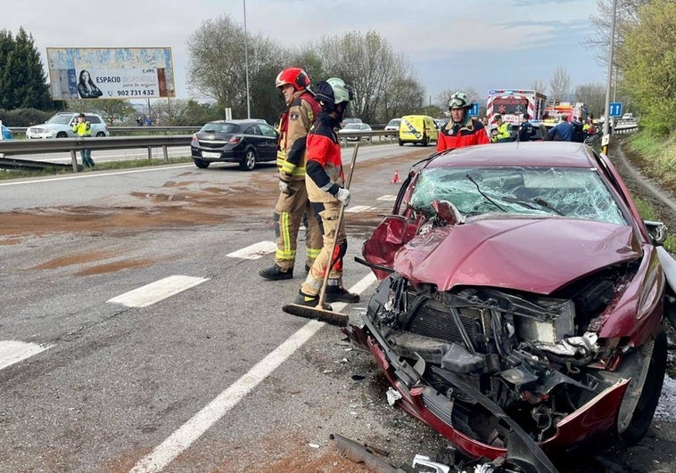 Los bomberos retiran los restos del vehículo conducido por el kamikaze.