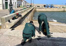 Los agentes de la Guardia Civil en el Puerto de Tazones.