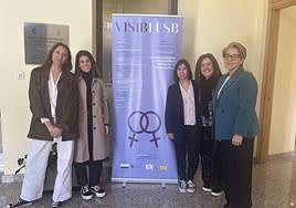 Marta Cillán, Sol Manini, Aida Escudero, Nuria Varela y Eva Pérez Nanclares, en el Archivo Histórico.